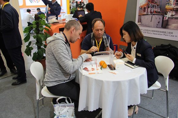 正道能源銷售人員接待外國(guó)客戶