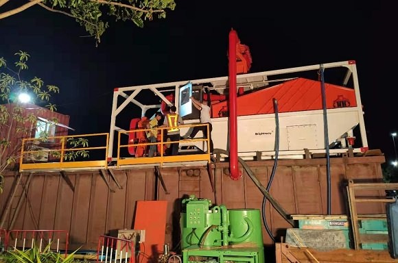 正道能源技術人員正在現場指導設備安裝調試